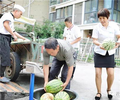 買下一整車西瓜，讓瓜農(nóng)早點(diǎn)回家